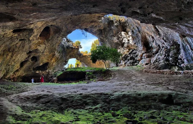 Cave Vela (Vela Luka) Opčina Vela Luka - Korčula - Croatia
