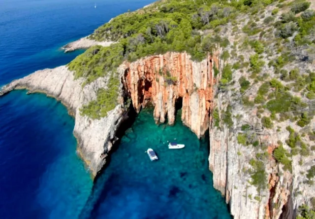 Crvene stijene - Opčina Hvar - Hvar - Croatia