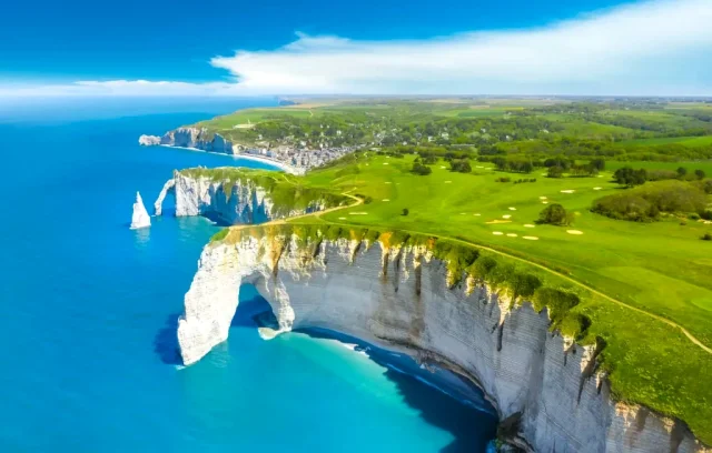 Plateforme de vue sur les falaises d'Etretat (Étretat) Seine-Maritime - France
