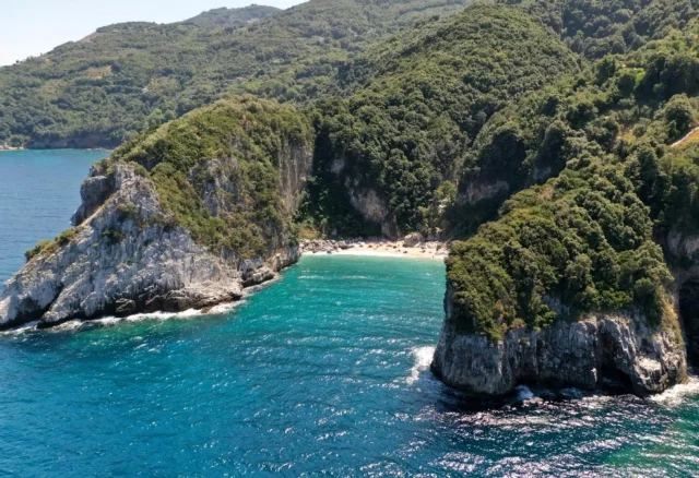 Sea ​​cave of Panagia Megalomata (Mouresi) Thessaly - Greece