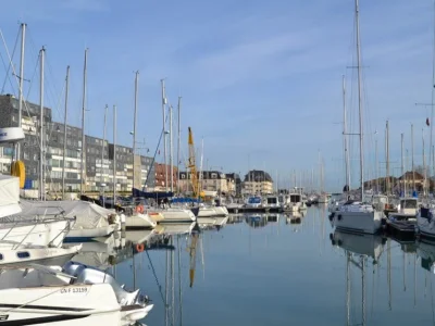 Le port de plaisance de Courseulles-sur-mer (Courseulles-sur-Mer) Calvados - France